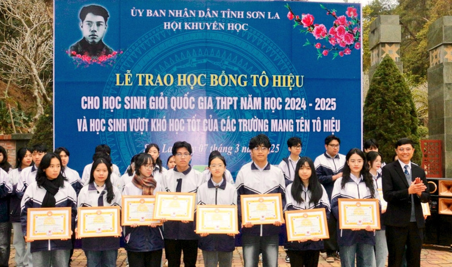 Lãnh đạo Ban Tuyên giáo - Dân vận Tỉnh ủy Sơn La trao Giấy khen cho học sinh đạt giải ba tại kỳ thi chọn học sinh giỏi quốc gia.