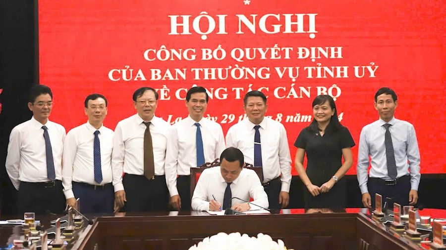 Hội nghị công bố quyết định của Ban Thường vụ về công tác cán bộ.