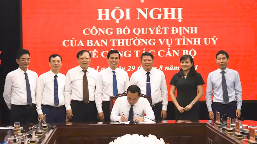 Hội nghị công bố quyết định của Ban Thường vụ về công tác cán bộ.