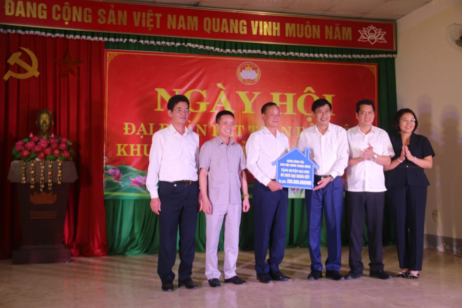 Phó trưởng ban Nội chính Trung ương trao tặng 5 nhà Đại đoàn kết cho Chủ tịch Mặt trận Tổ Quốc Việt Nam huyện Mai Sơn.