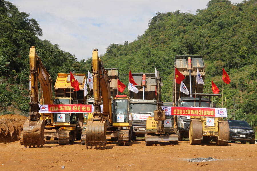 Máy móc, trang thiết bị thi công đã được chủ đầu tư chuẩn bị sẵn sàng. img-9010.jpg