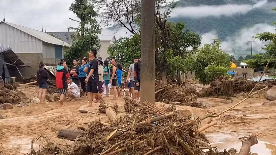 Người dân đang hỗ trợ các hộ gia đình bị thiệt hại do mưa lũ.