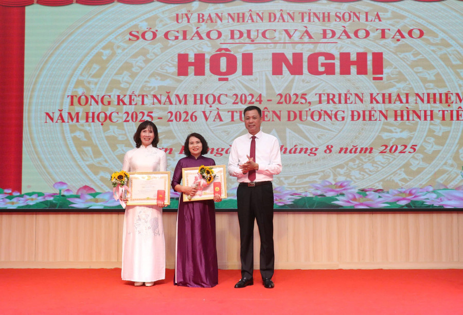 Ông Nguyễn Thành Công, Phó Chủ tịch UBND tỉnh Sơn La chuyển trao danh hiệu Nhà giáo ưu tú cho 2 cá nhân. z6943621537268-83074e8c159e7456ec3597d680d233c3.jpg