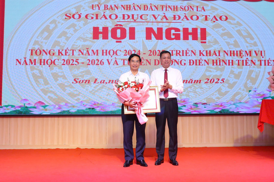 Lãnh đạo tỉnh Sơn La chuyển trao Bằng khen của Thủ tướng Chính phủ cho PGS.TS Nguyễn Huy Hoàng, nguyên Giám đốc Sở GD&ĐT tỉnh. z6943621537264-98cfc6e5e1b131ed06237d2939a009f7.jpg