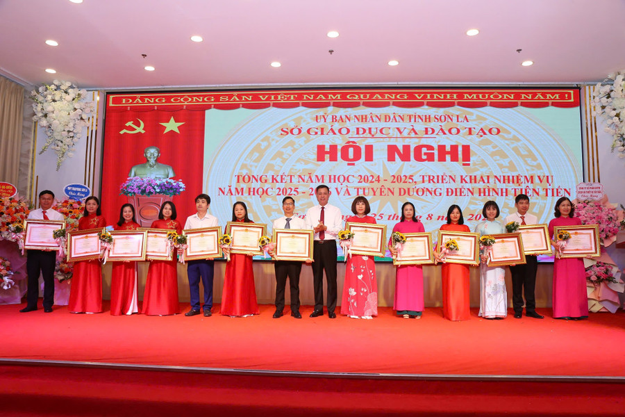 Lãnh đạo UBND tỉnh Sơn La chuyển trao Bằng khen của Thủ tướng Chính phủ cho các cá nhân.