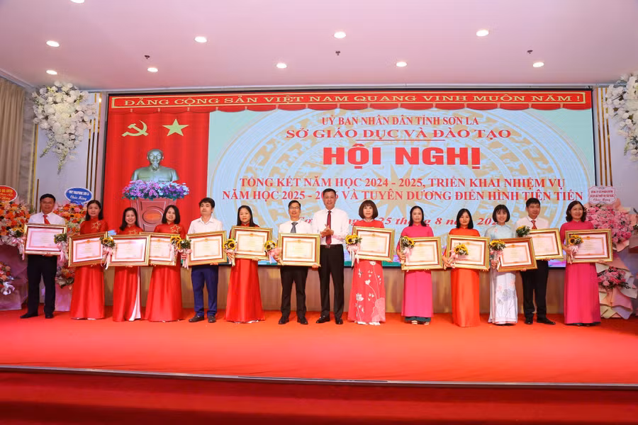 Lãnh đạo UBND tỉnh Sơn La chuyển trao Bằng khen của Thủ tướng Chính phủ cho các cá nhân.