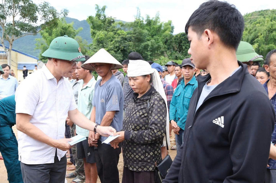 Phó Thủ tướng Lê Thành Long (ngoài cùng bên trái) tặng quà cho các hộ dân bị ảnh hưởng mưa lũ. z6869547479829-9f4b129539936aac7469d917309830ee.jpg