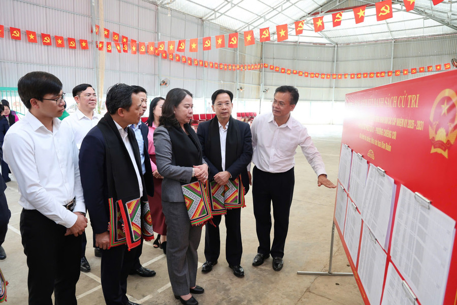 Phó Chủ tịch nước Võ Thị Ánh Xuân kiểm tra công tác chuẩn bị bầu cử tại bản Buổn, phường Chiềng Cơi.