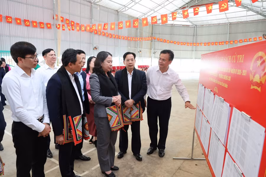 Phó Chủ tịch nước Võ Thị Ánh Xuân kiểm tra công tác chuẩn bị bầu cử tại bản Buổn, phường Chiềng Cơi.