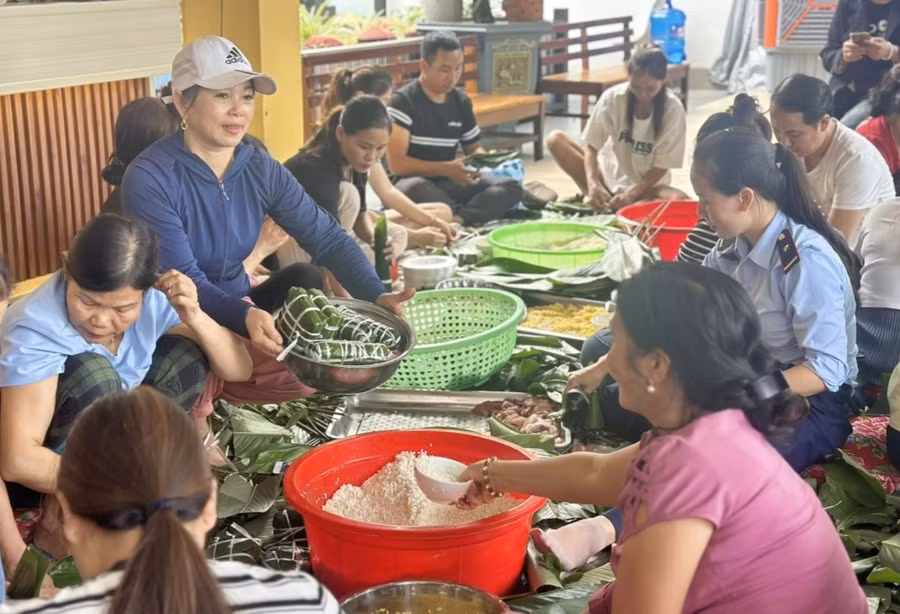 Hơn 2.000 bánh chưng sẽ được gửi về các tỉnh bị ảnh hưởng mưa lũ.