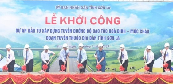 Các đại biểu thực hiện nghi thức khởi công dự án cao tốc Hoà Bình - Mộc Châu.