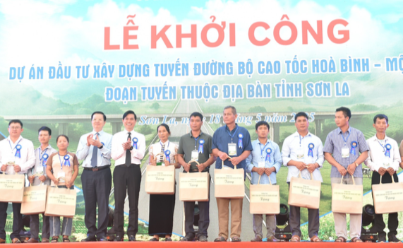 Phó Thủ tướng Mai Văn Chính cùng lãnh đạo tỉnh Sơn La tặng quà cho các hộ gia đình tiêu biểu. img-20250518-115309.png