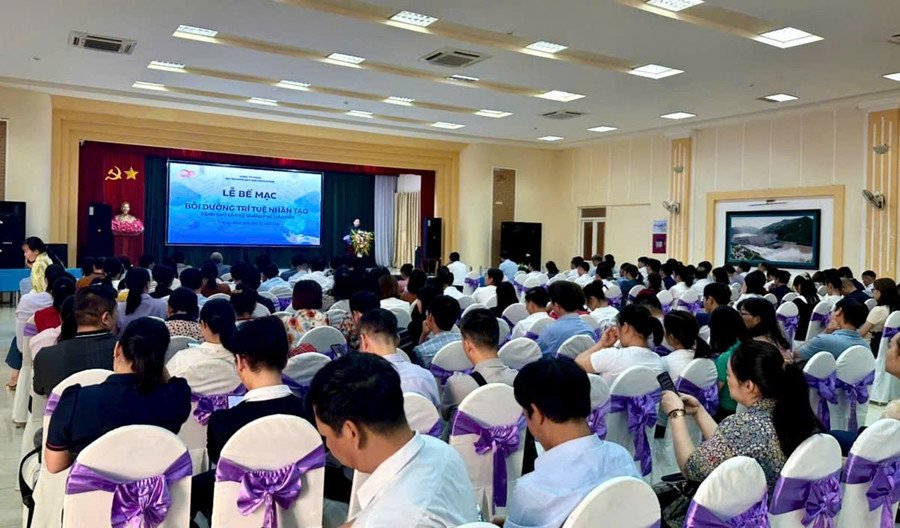 Hơn 250 cán bộ quản lý, giáo viên tham gia khóa tập huấn ứng dụng AI.