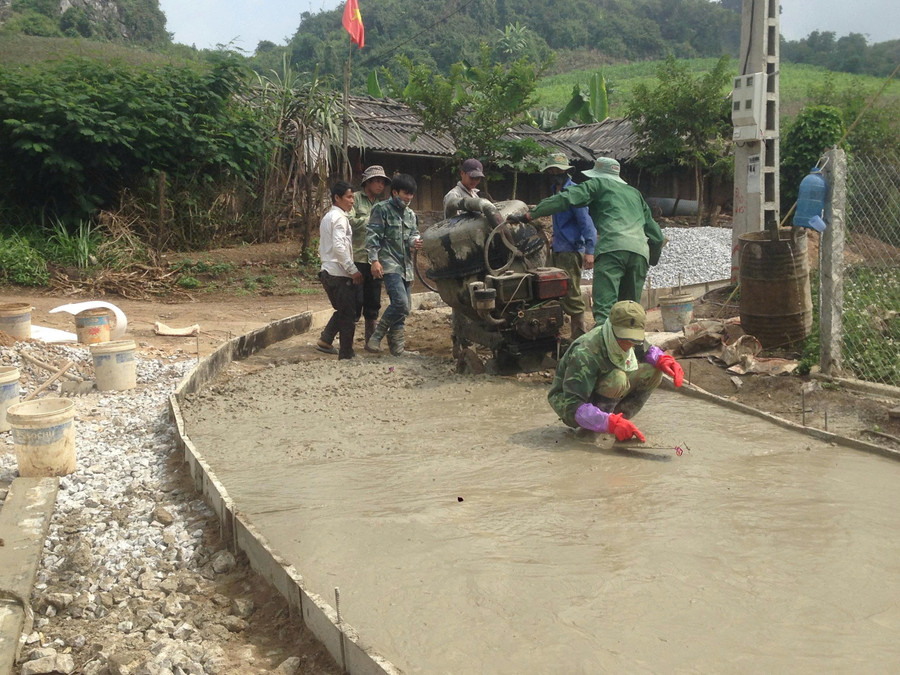 Người dân góp công xây dựng nông thôn mới.