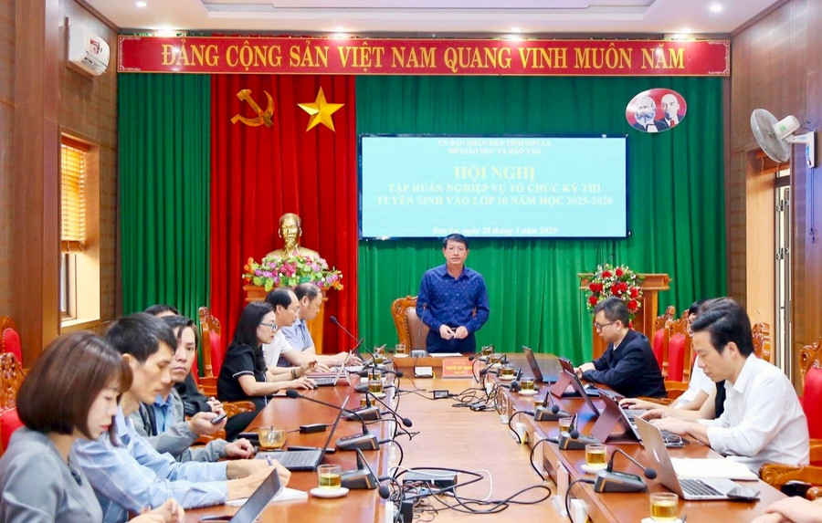 Các đại biểu tham dự hội nghị tập huấn về tổ chức kỳ tuyển sinh vào lớp 10.