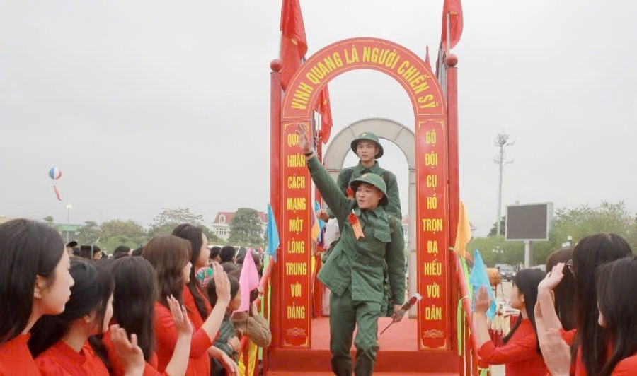 Các tân binh bước qua cổng vinh quang.