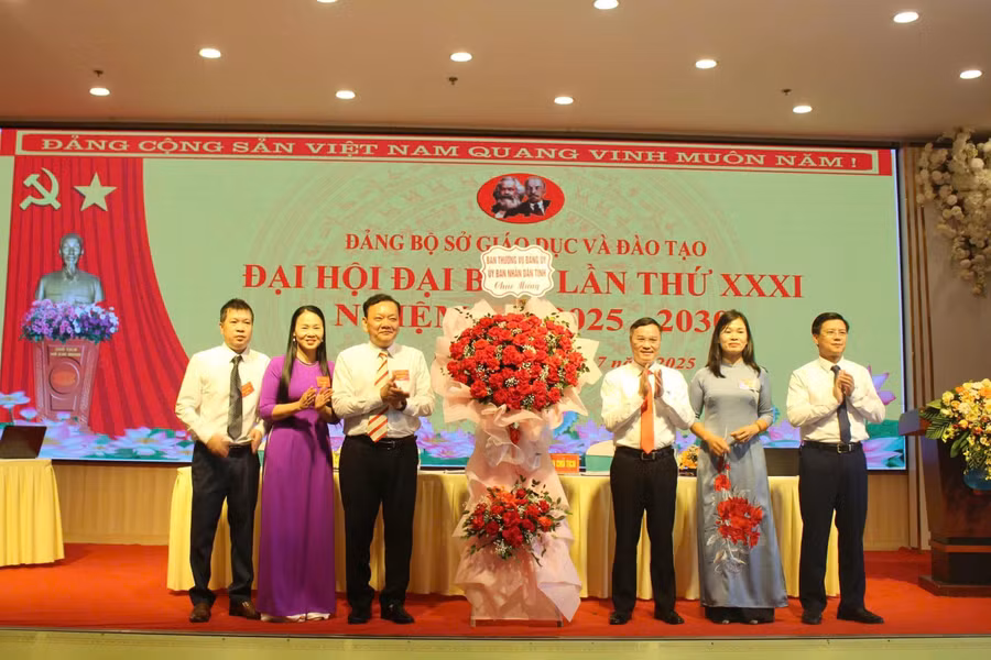 Ông Đặng Quang Hưng, Phó Bí thư Đảng ủy UBND tỉnh Sơn La (người thứ 3 từ phải sang) tặng hoa chúc mừng Sở GD&ĐT.