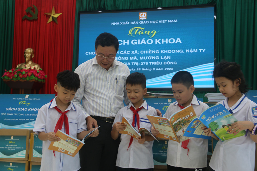 Các em học sinh vui mừng khi nhận SGK từ Nhà xuất bản Giáo dục Việt Nam. img-8642.jpg