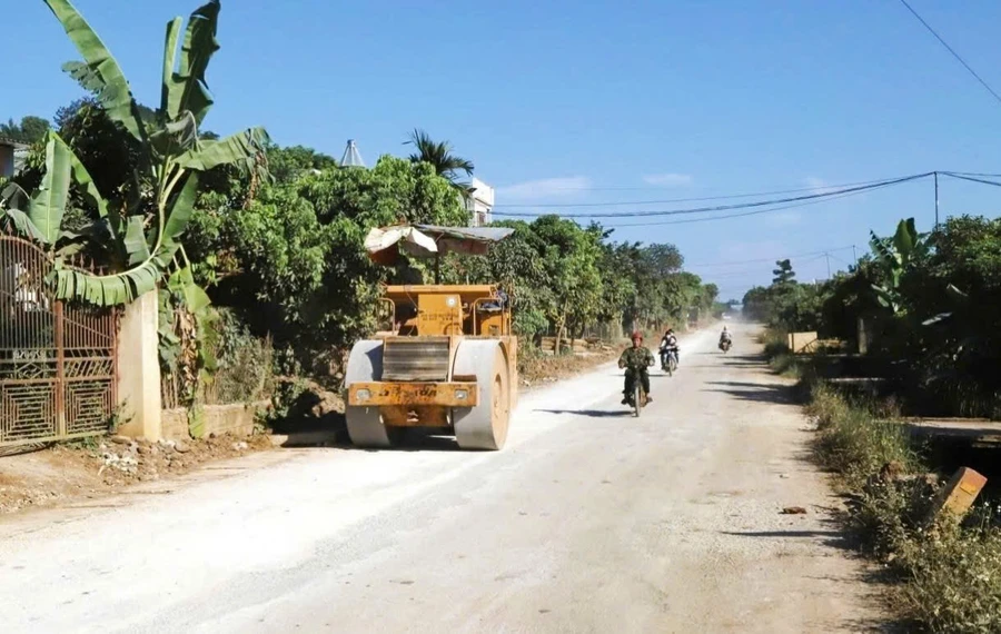 Nhà thầu thi công đang sửa chữa đoạn Km50 - Km56 Quốc lộ 6C thuộc xã Cò Nòi, huyện Mai Sơn.