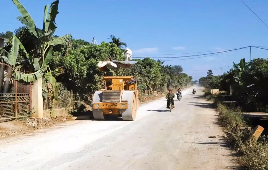 Nhà thầu thi công đang sửa chữa đoạn Km50 - Km56 Quốc lộ 6C thuộc xã Cò Nòi, huyện Mai Sơn.