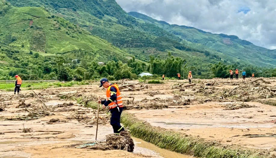 Lực lượng chức năng tỉnh Sơn La chia làm 2 mũi tìm kiếm nạn nhân mất tích.