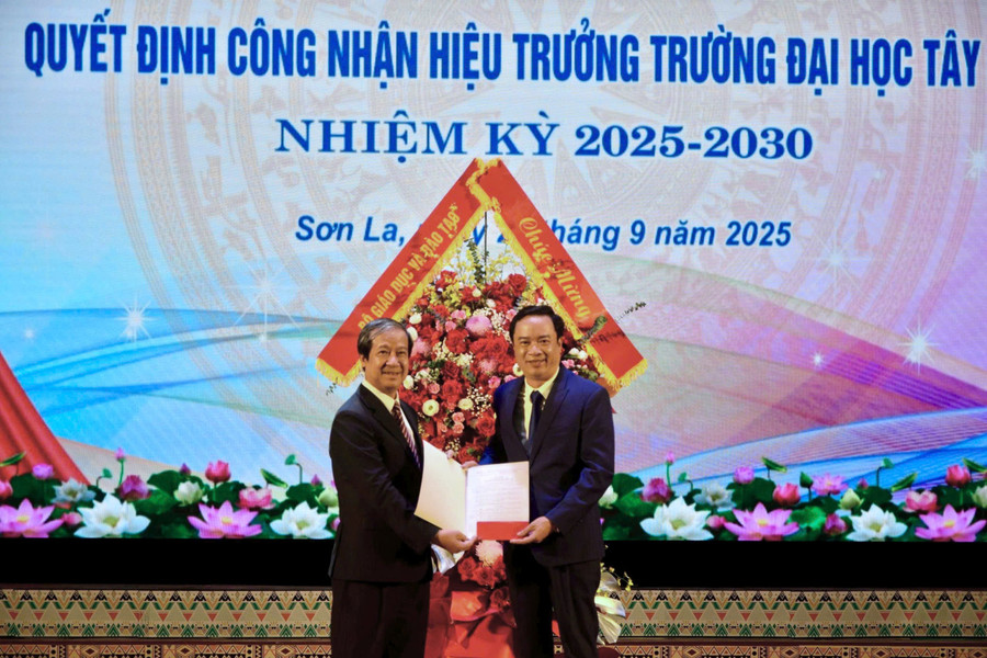 Bộ trưởng Nguyễn Kim Sơn (bên trái) trao quyết định Công nhận Hiệu trưởng Trường Đại học Tây Bắc. z7059425573314-8cc07a26f8db0ec7d6bbbd09d8b9dc91.jpg
