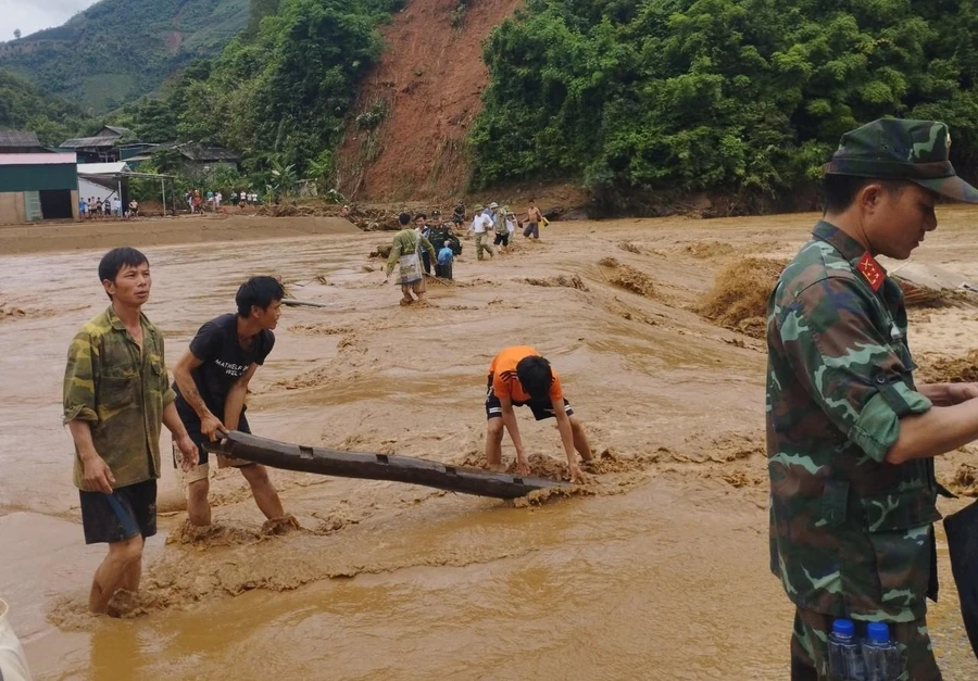 Nước lũ dâng cao gây thiệt hại cho người dân xã Chiềng Nơi, huyện Mai Sơn.