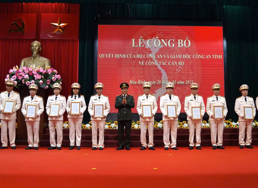 Lãnh đạo Công an tỉnh Hoà Bình điều động, bổ nhiệm các lãnh đạo cấp phòng.