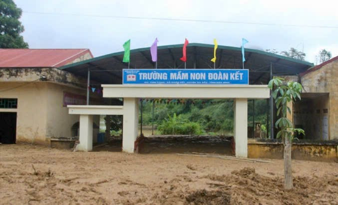 Trường Mầm non xã Đoàn Kết (huyện Đà Bắc, tỉnh Hòa Bình) bị lũ cuốn sập 2 phòng học , 1 nhà bếp tại điểm trường chính. z6644217903186-5a0b9ab92a1f3c58143ef231d28159c5.jpg