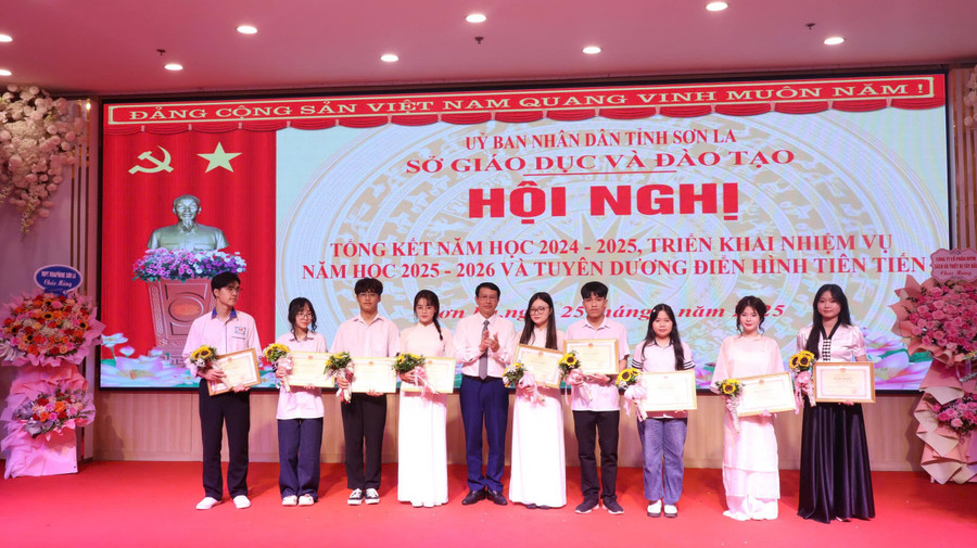 Ông Nguyễn Văn Chiến, Phó Giám đốc Sở GD&ĐT Tỉnh Sơn La trao Giấy khen cho các nhân có thành tích xuất sắc. z6943592238484-6ac1fe2e30d815276dbf62cb58abcdfd.jpg