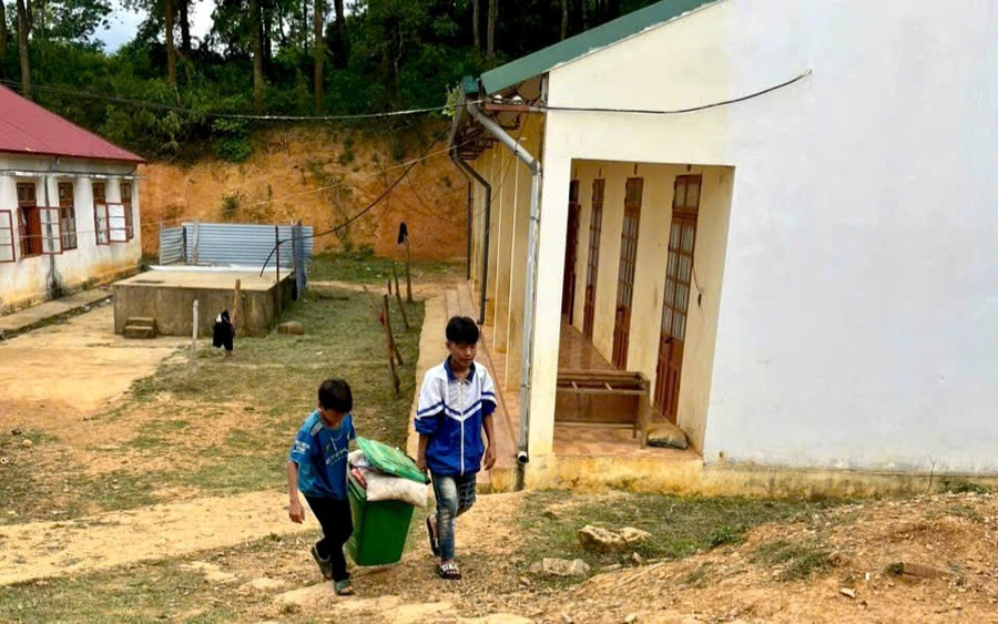 Học sinh đang dọn dẹp vệ sinh tại trường. z6734409803901-a800f65e95fedf97c9efbd51f9daacd9.jpg