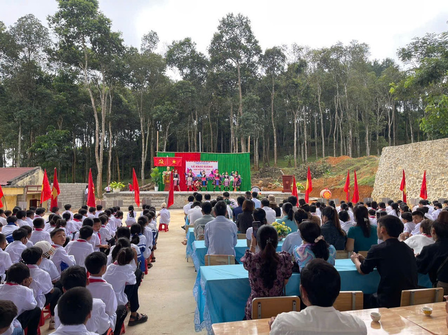 Học sinh trường THCS Phiêng Khoài trong tiết chào cờ.