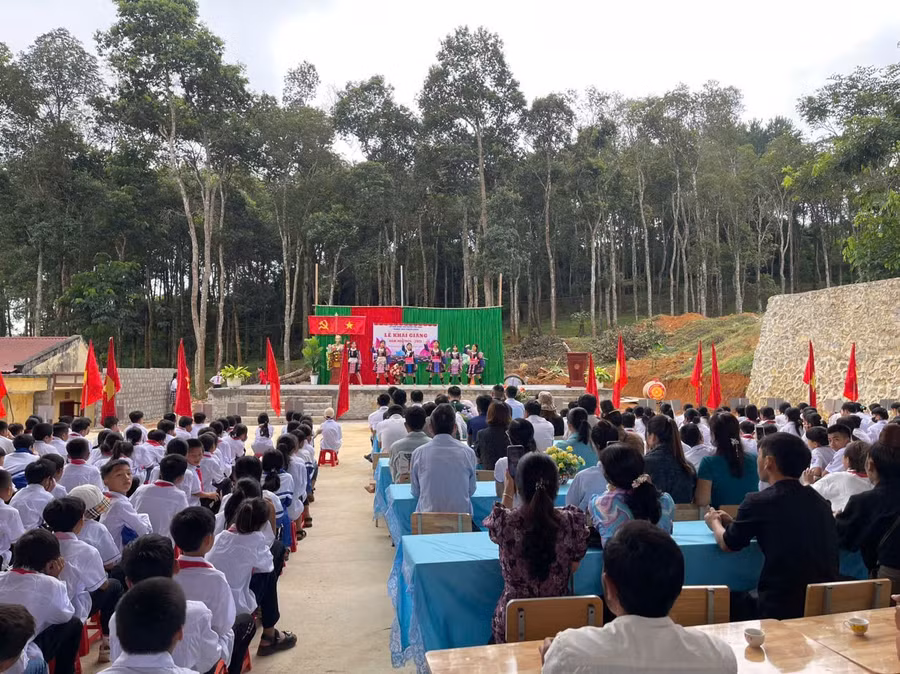 Học sinh trường THCS Phiêng Khoài trong tiết chào cờ.