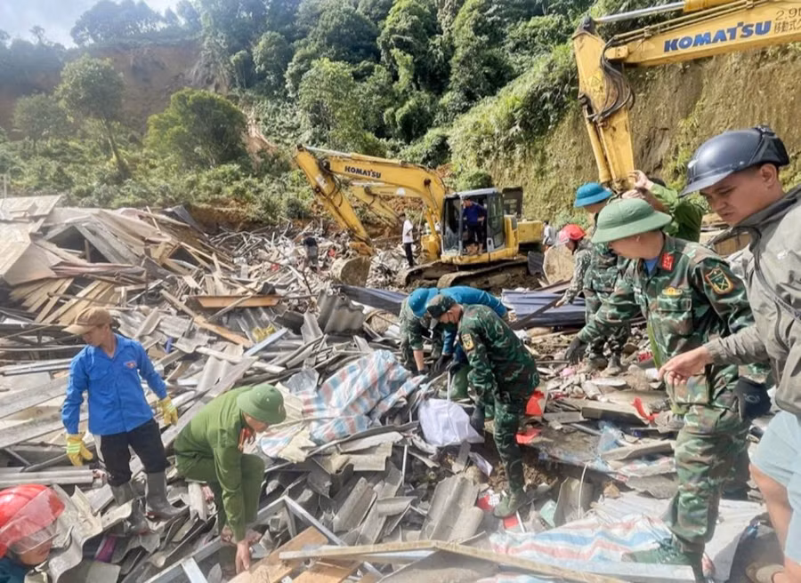Lực lượng chức năng huy động máy móc tập trung khắc phục hậu quả sau sạt lở đất.