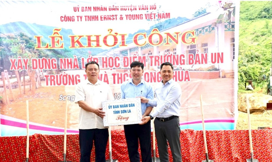 Ông Nguyễn Đình Việt, Chủ tịch UBND tỉnh Sơn La (người đầu tiên từ phải sang) tặng quà cho trường Tiểu học và THCS Song Khủa. img-20250616-184350.jpg