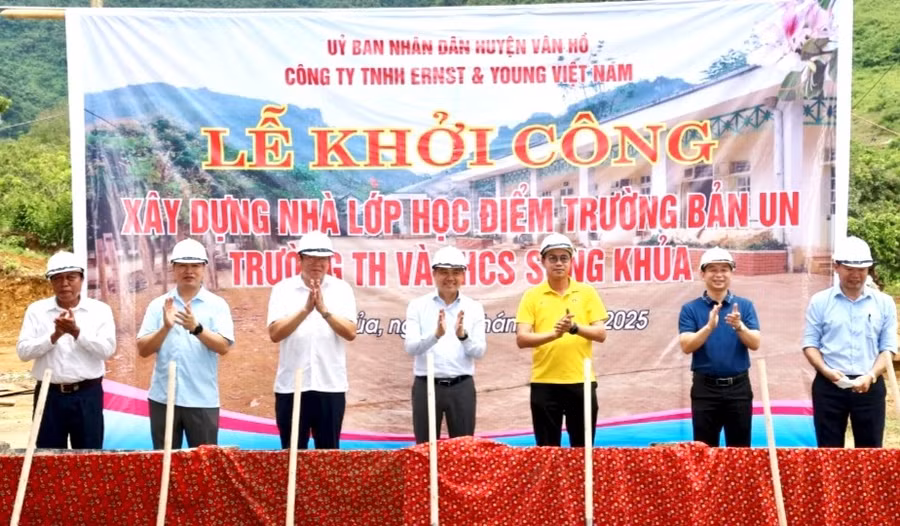 Các đại biểu khởi công xây dựng nhà lớp học tại xã Song Khủa 