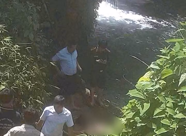 Lực lượng chức năng vớt thi thể nạn nhận tại thác nước Trăng thuộc xã Nhân Mỹ, huyện Tân Lạc.