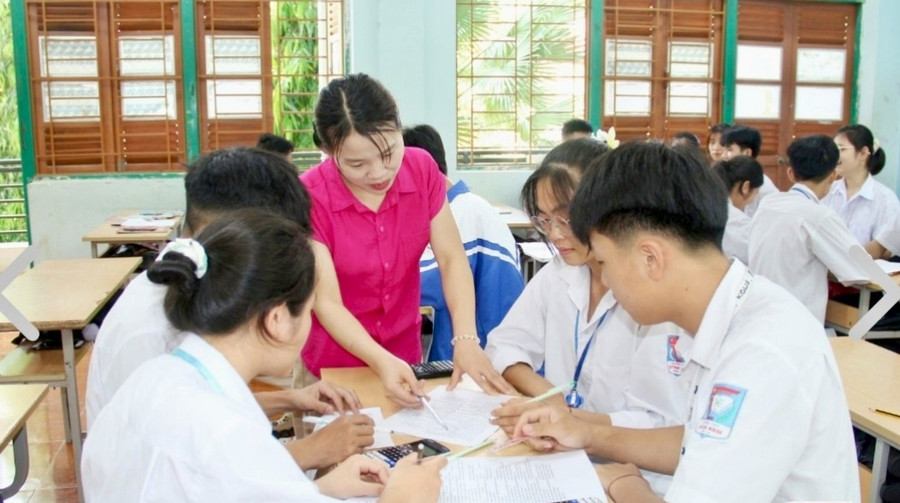 Học sinh trường THPT Quỳnh Nhai đang ôn thi tại lớp học. img-20250516-103839.jpg