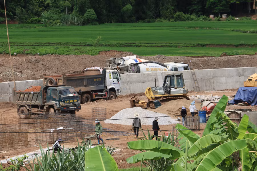 Nhà thầu huy động máy móc, nhân lực xây dựng bờ kè suối.