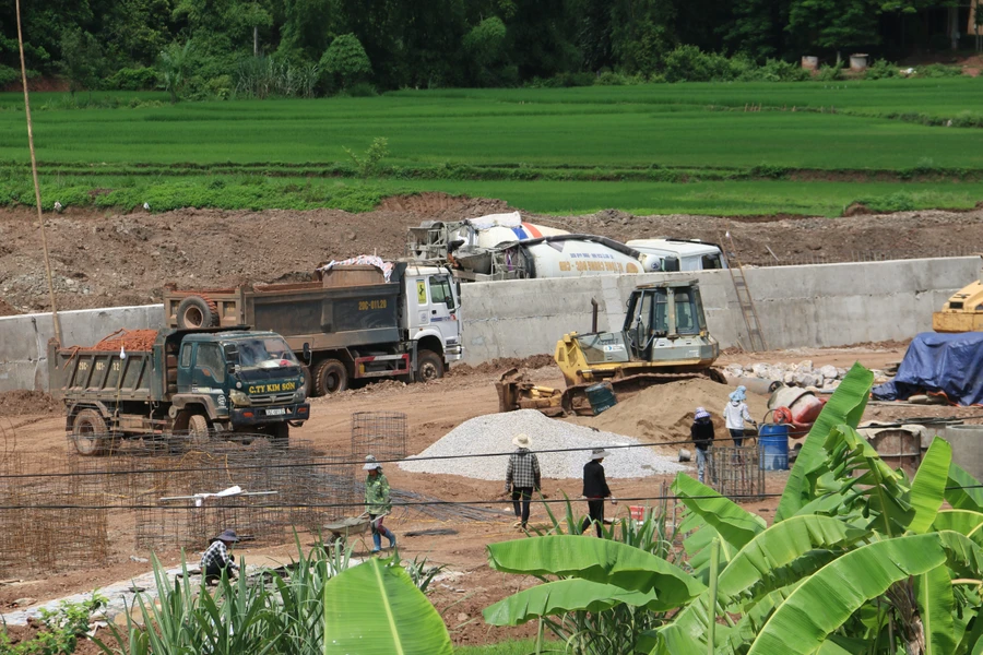 Nhà thầu huy động máy móc, nhân lực xây dựng bờ kè suối.