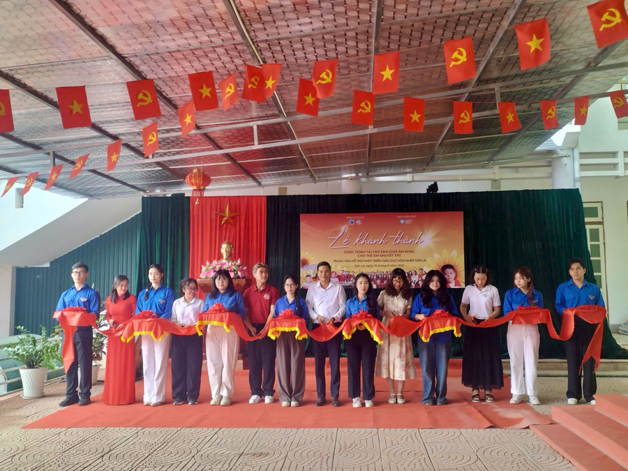 Các đại biểu cắt băng khánh thành sân chơi âm nhạc.