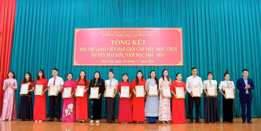 Lãnh đạo UBND và Phòng GD&ĐT huyện Mai Sơn trao Giấy chứng nhận giáo viên dạy giỏi tại hội thi.
