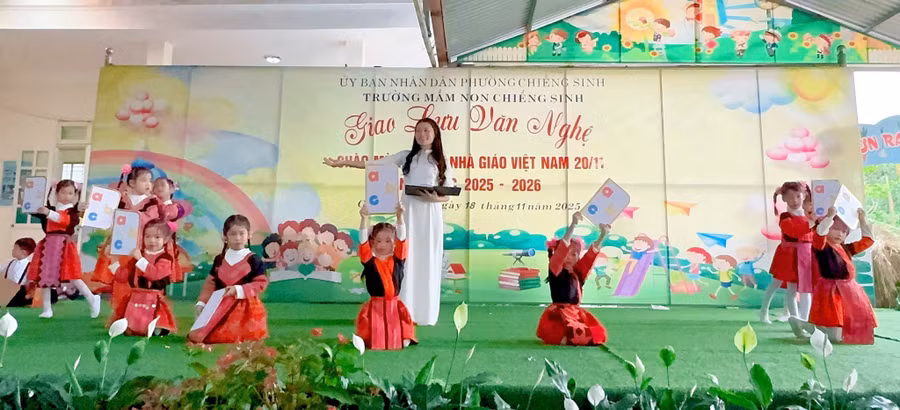 Cô và trò Trường Mầm non phường Chiềng Sinh biểu diễn văn nghệ.