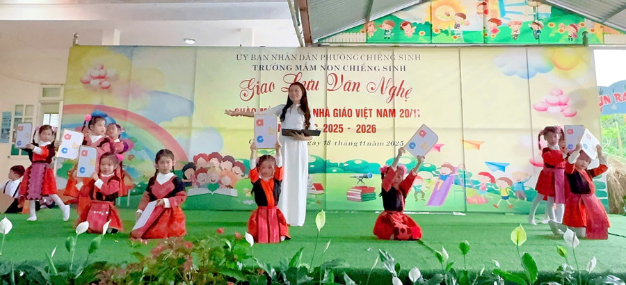 Cô và trò Trường Mầm non phường Chiềng Sinh biểu diễn văn nghệ.