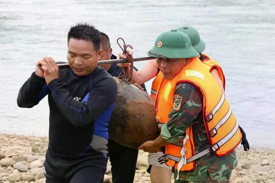 Lực lượng Công bình di chuyển bom tới nơi an toàn. 1420250520174223.jpg