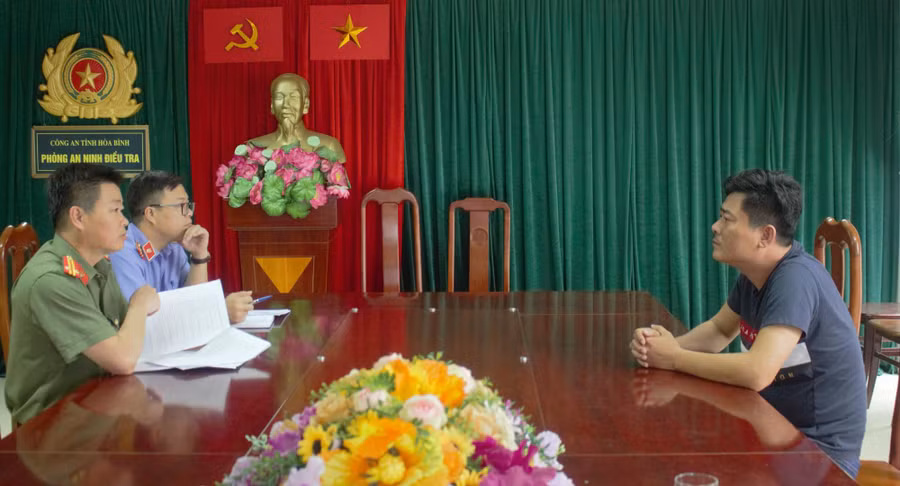 Công an tỉnh Hoà Bình đang lấy lời khai với đối tượng buôn bán hoá đơn trái phép.