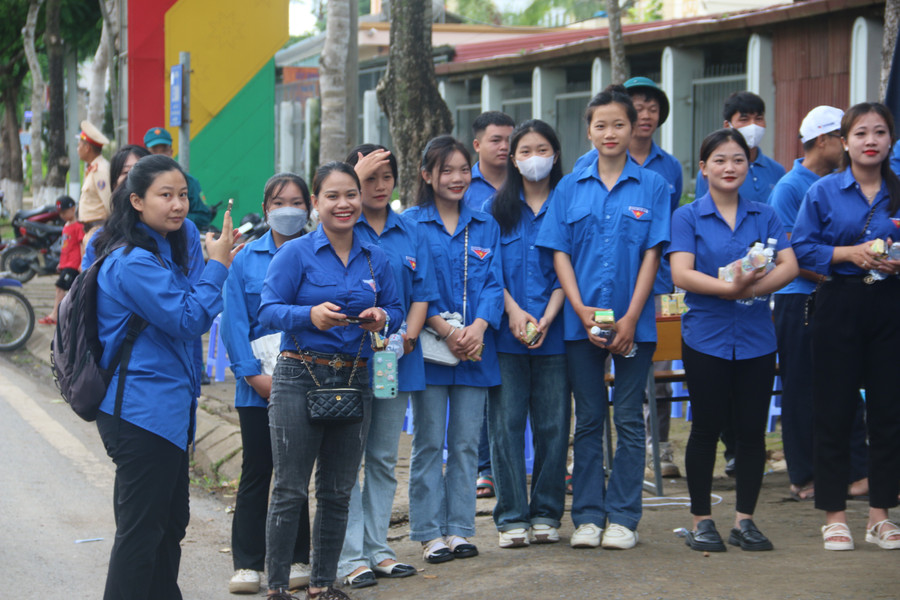Nhóm thanh niên tình nguyện ở điểm thi THPT Ngô Quyền, thành phố Hòa Bình cầm chai nước lọc, sữa hỗ trợ các thí sinh thi tốt nghiệp. img-3402.jpg