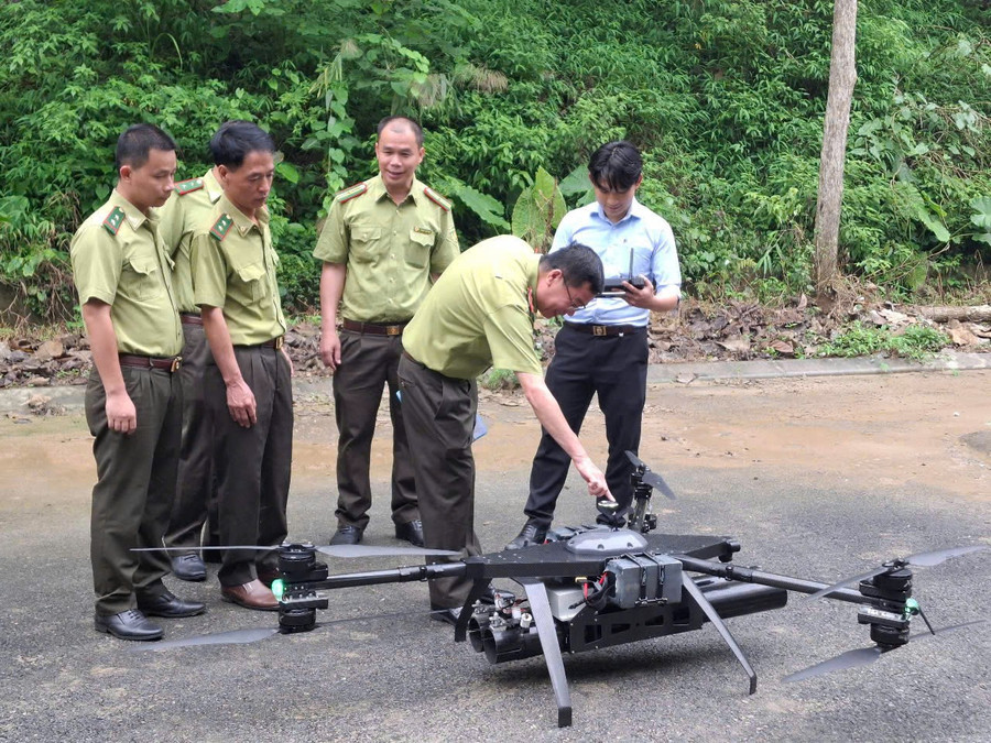 Lực lượng Kiểm lâm tỉnh Sơn La đang dùng Flycam tuần tra, giám sát rừng.
