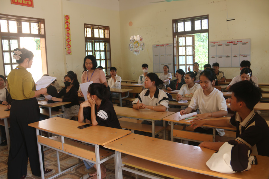 Giám thị phá đề thi cho các thi sinh. img-8026.jpg