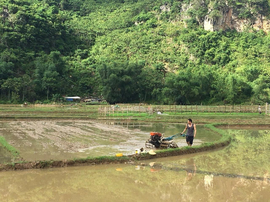 Người dân xã Kim Bon áp dụng máy móc vào sản xuất.